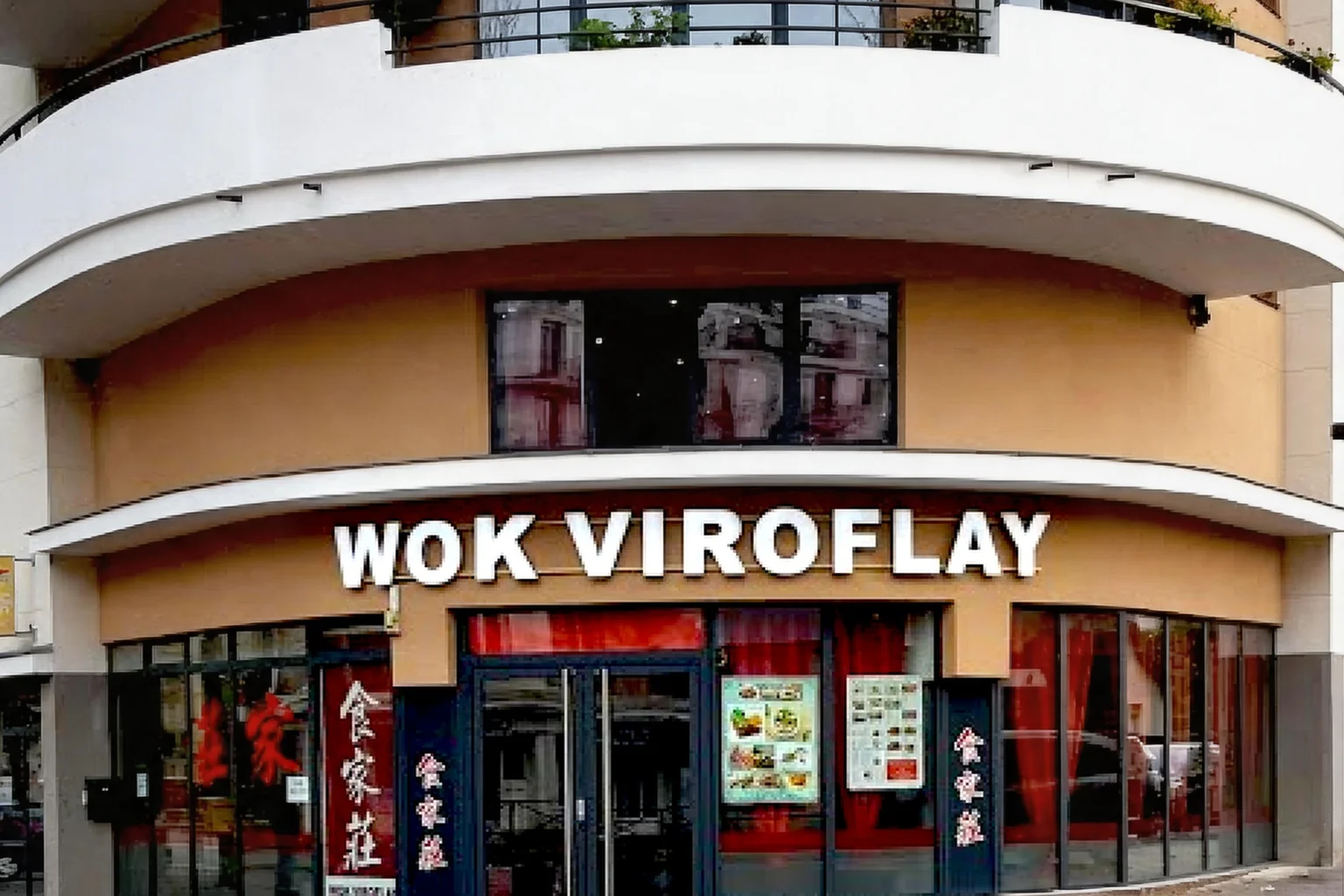 La façade de Wok Viroflay, enseigne blanche au-dessus des vitrines
